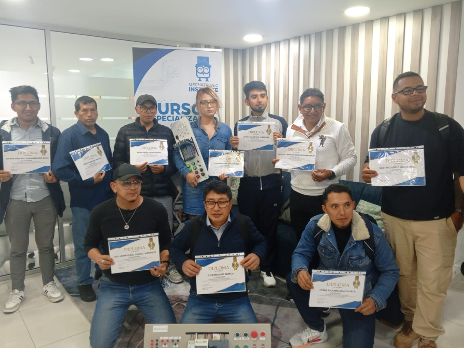 Estudiantes de CPT Mechatech al finalizar su proceso de formación técnica, recibiendo sus certificados de participación.