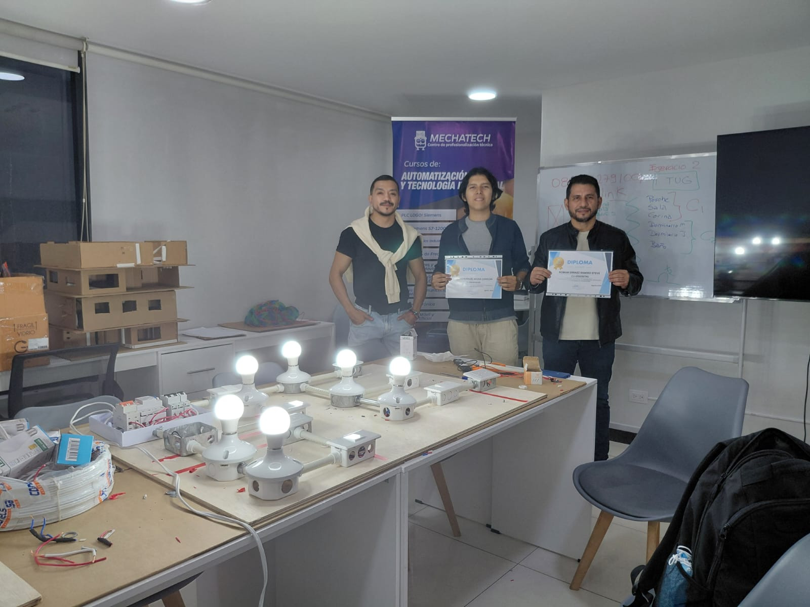 Estudiantes de CPT Mechatech durante una práctica presencial de Electricidad Residencial, junto a circuitos e instalaciones desarrolladas en clase.